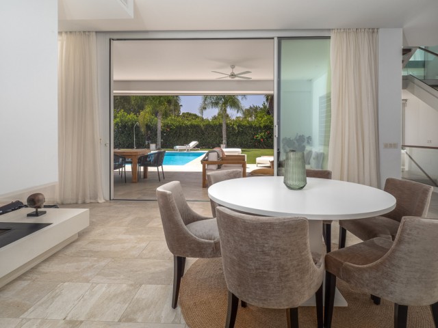 4 Bedrooms Villa in Guadalmina Baja