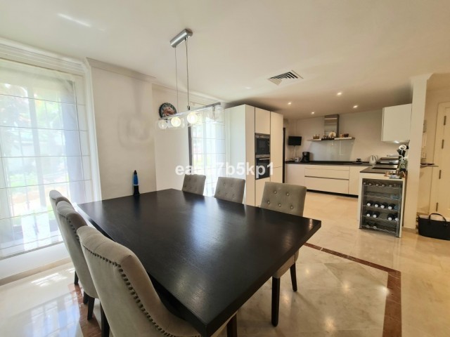 5 Bedrooms Townhouse in Marbella