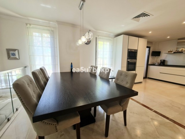 5 Bedrooms Townhouse in Marbella