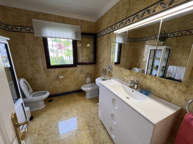 Villa con 8 Dormitorios  en Marbella