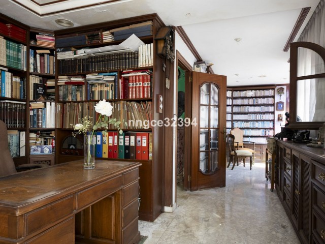 Villa con 8 Dormitorios  en San Pedro de Alcántara