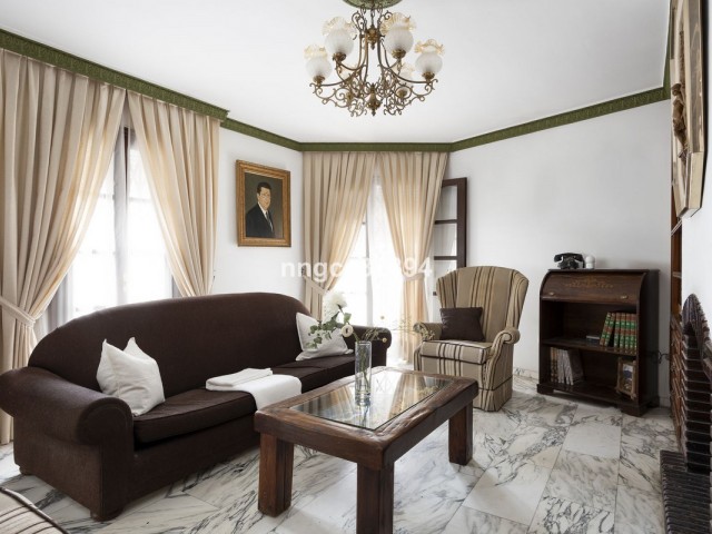 Villa con 8 Dormitorios  en San Pedro de Alcántara