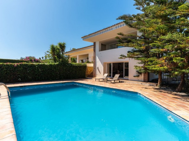 5 Bedrooms Villa in Benahavís