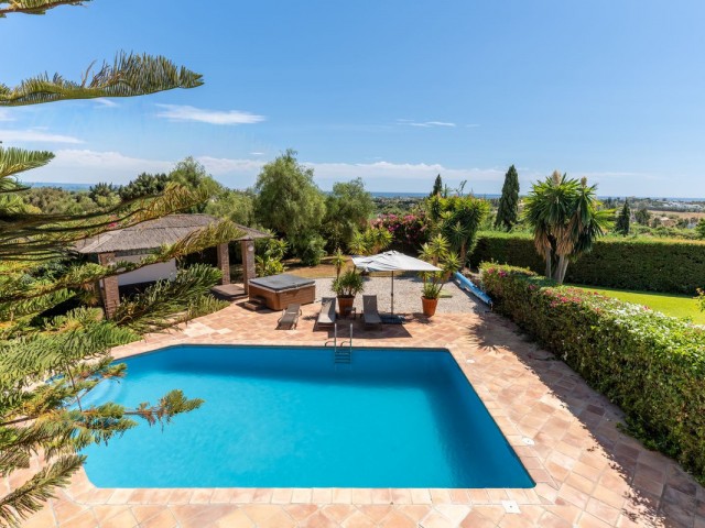5 Bedrooms Villa in Benahavís