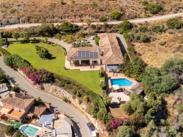5 Bedrooms Villa in Benahavís