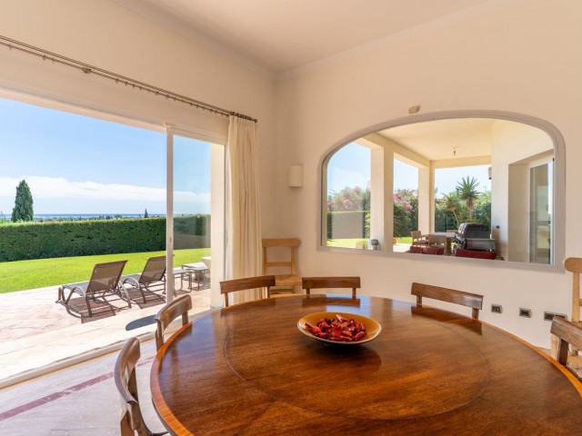 5 Bedrooms Villa in Benahavís