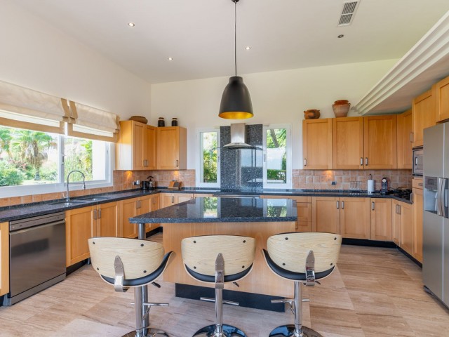 5 Bedrooms Villa in Benahavís