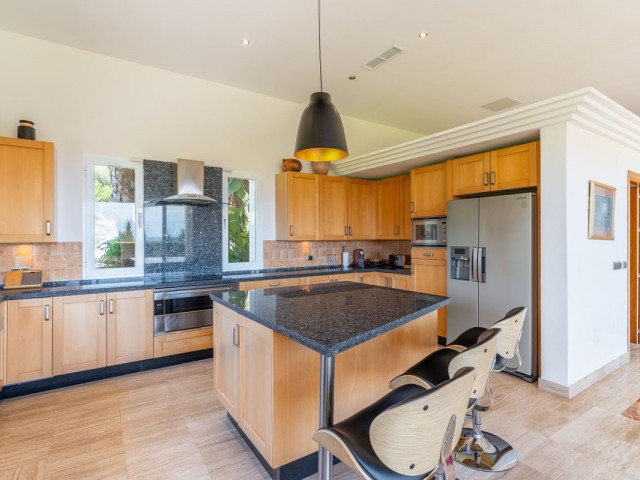 5 Bedrooms Villa in Benahavís
