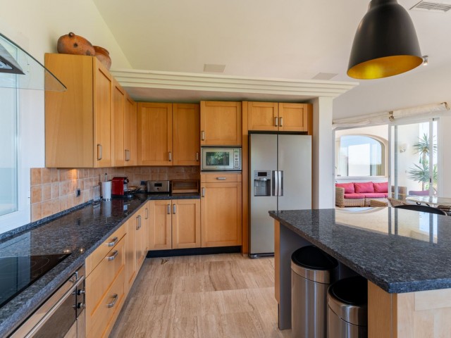 5 Bedrooms Villa in Benahavís