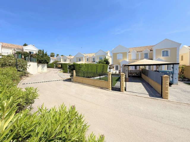 Adosado con 4 Dormitorios  en La Alcaidesa