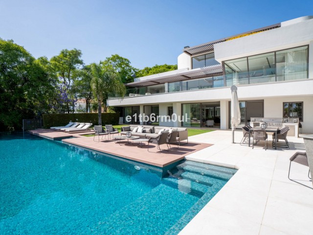 6 Makuuhuoneen Huvila La Quinta