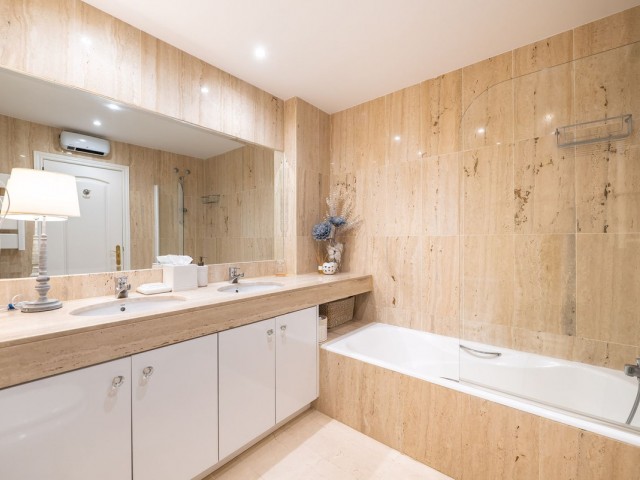 3 Bedrooms Apartment in Elviria