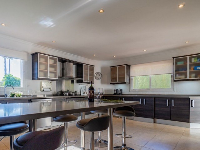5 Bedrooms Villa in Sotogrande