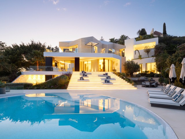 5 Bedrooms Villa in Benahavís