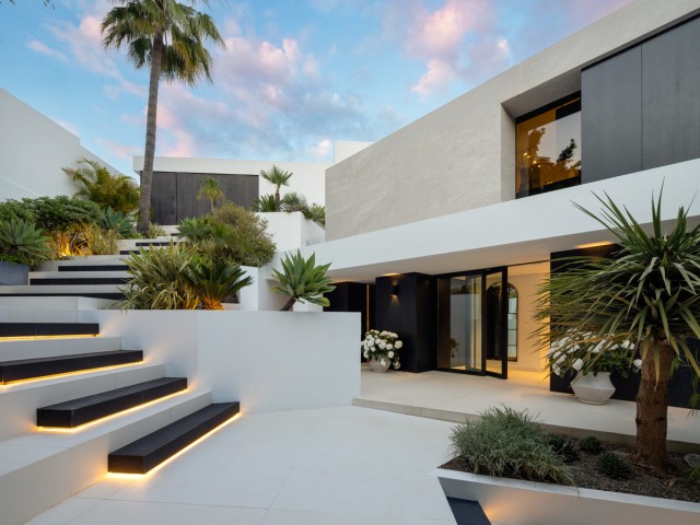 5 Bedrooms Villa in Benahavís
