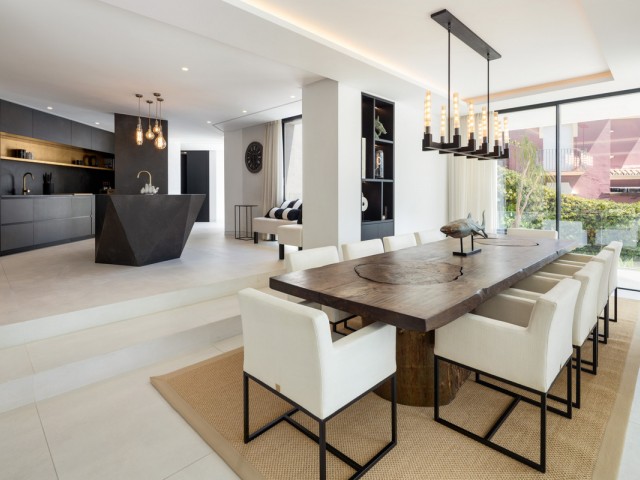 5 Bedrooms Villa in Benahavís
