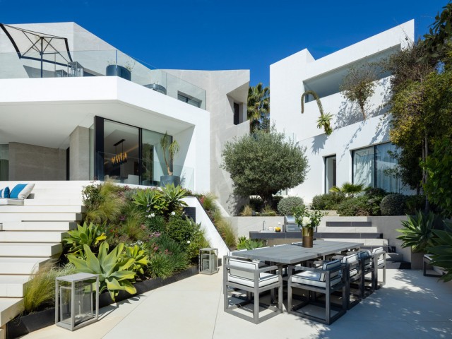 5 Bedrooms Villa in Benahavís