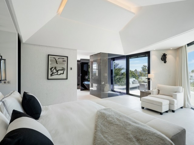 5 Bedrooms Villa in Benahavís