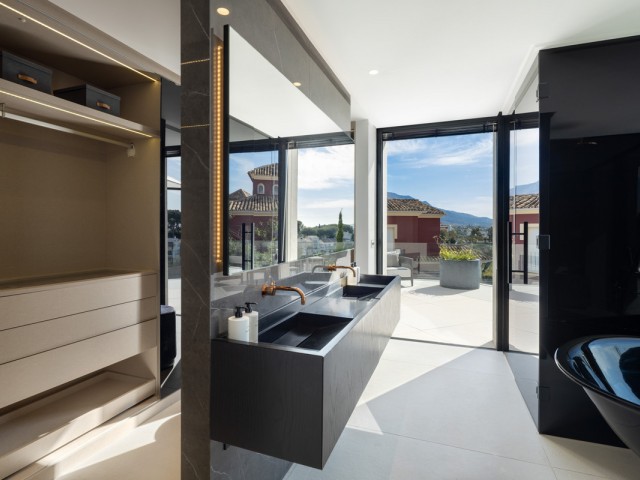 5 Bedrooms Villa in Benahavís