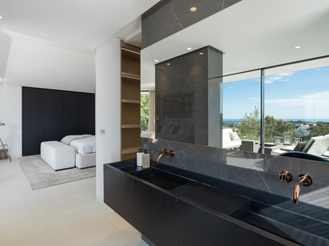 5 Bedrooms Villa in Benahavís