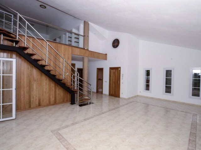 5 Bedrooms Villa in Sotogrande