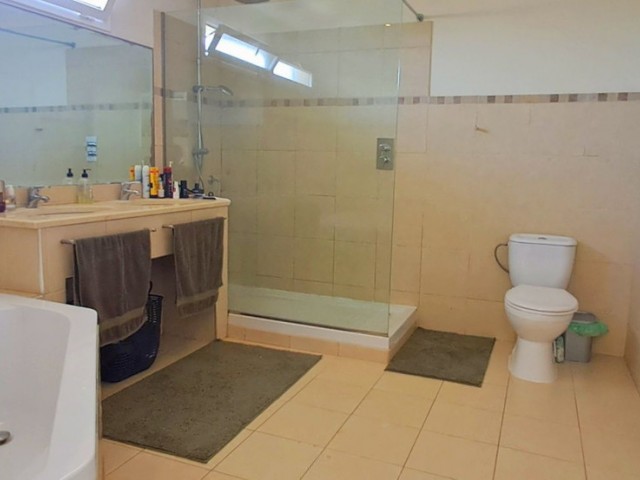 6 Bedrooms Villa in Marbella