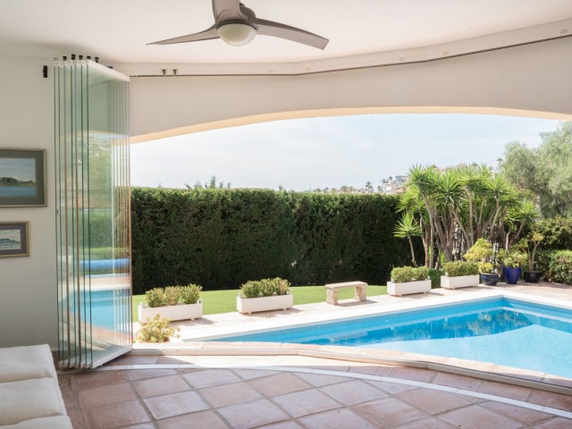 4 Bedrooms Villa in Benahavís
