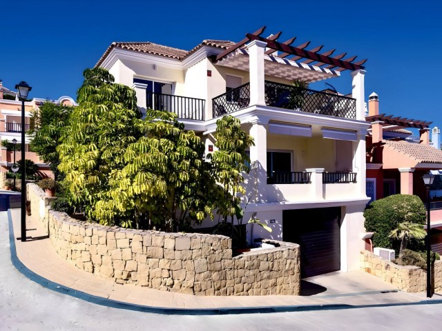 4 Bedrooms Townhouse in Nueva Andalucía