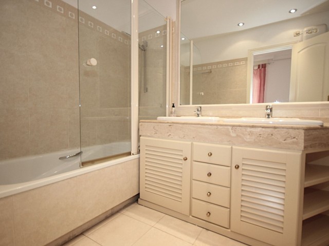 Maison mitoyenne avec 3 Chambres  à Bahía de Marbella