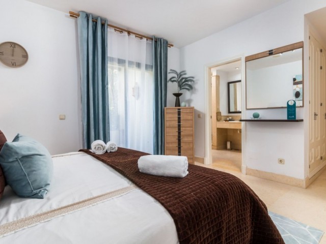 Apartamento con 2 Dormitorios  en Benahavís
