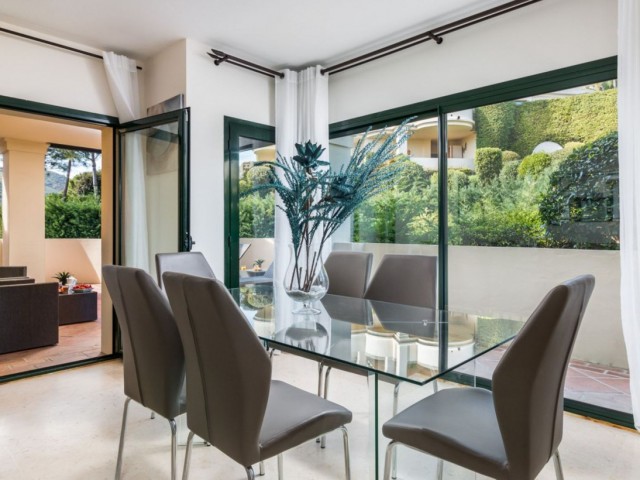 Apartamento con 2 Dormitorios  en Benahavís