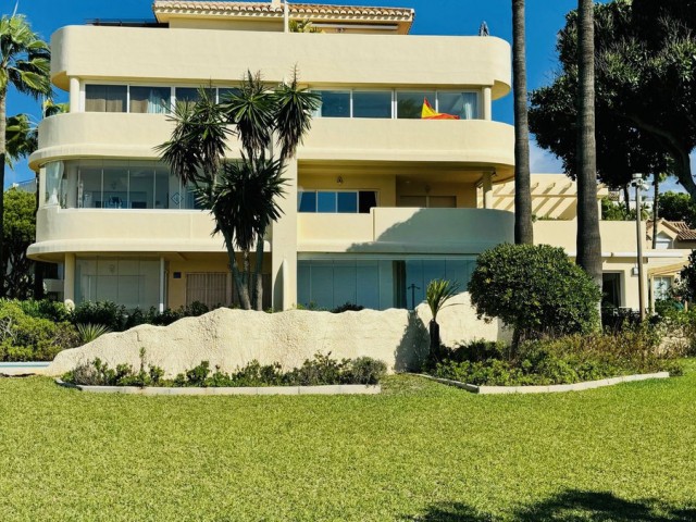 2 Bedrooms Apartment in Elviria