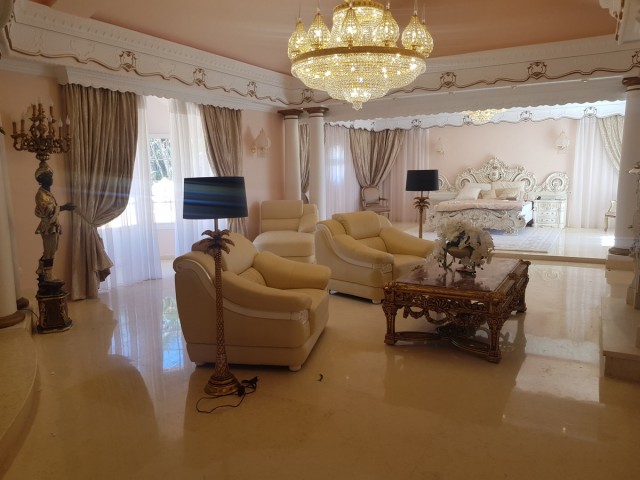 6 Bedrooms Villa in Sotogrande