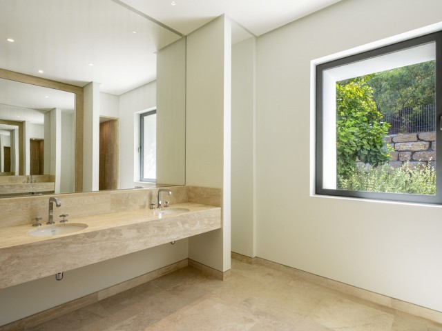 Villa con 5 Dormitorios  en Casares