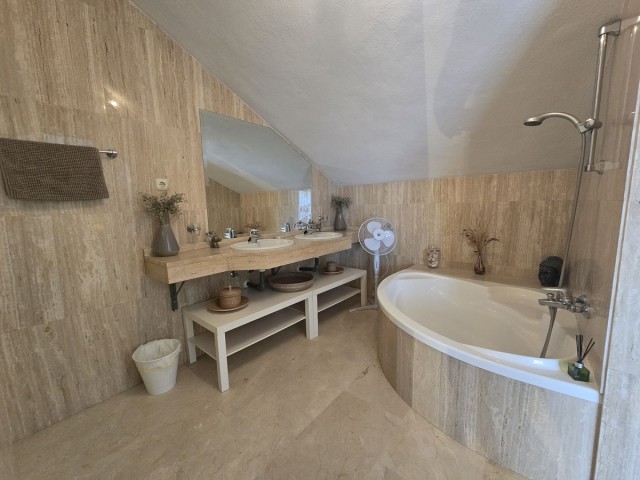 2 Bedrooms Apartment in Elviria