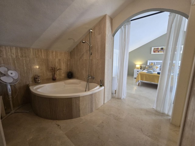 2 Bedrooms Apartment in Elviria