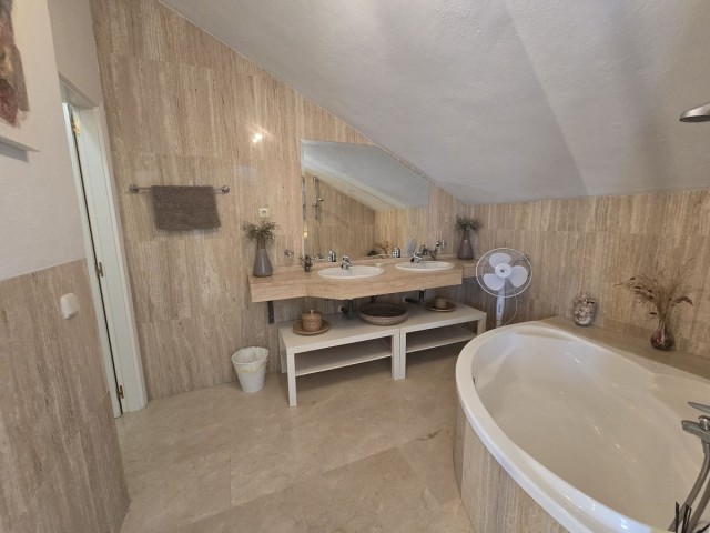 2 Bedrooms Apartment in Elviria