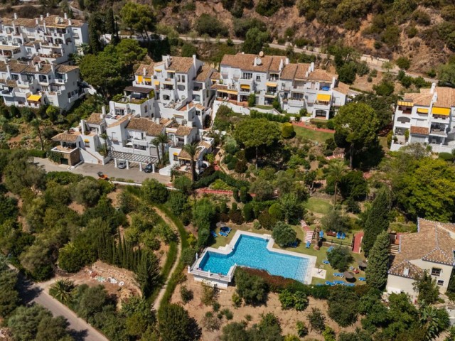 Apartamento con 3 Dormitorios  en Benahavís