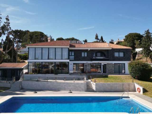 16 Soveroms Villa i El Chaparral