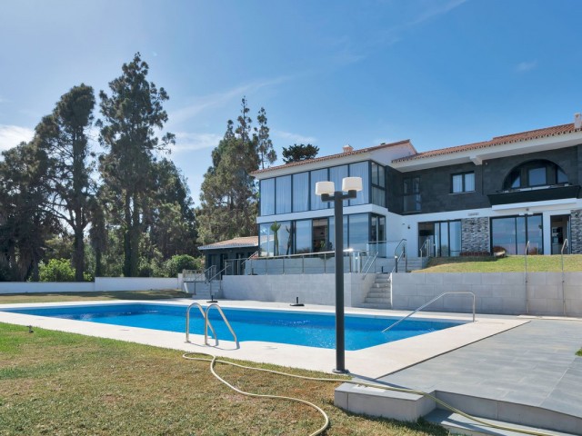 16 Soveroms Villa i El Chaparral
