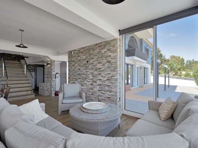 16 Soveroms Villa i El Chaparral