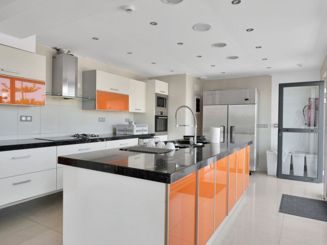 16 Slaapkamer Villa in El Chaparral