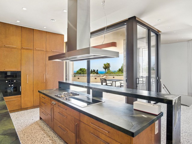 5 Bedrooms Villa in Elviria