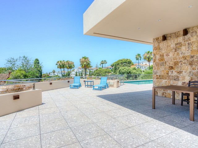 5 Bedrooms Villa in Elviria