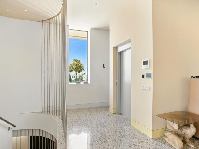 Villa con 5 Dormitorios  en Elviria