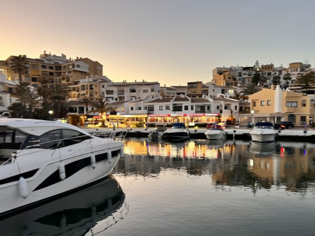 Apartamento con 2 Dormitorios  en Puerto de Cabopino