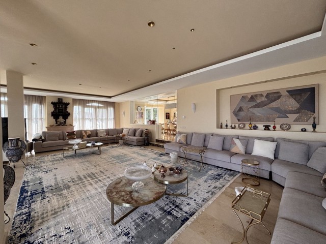 Villa con 5 Dormitorios  en Selwo