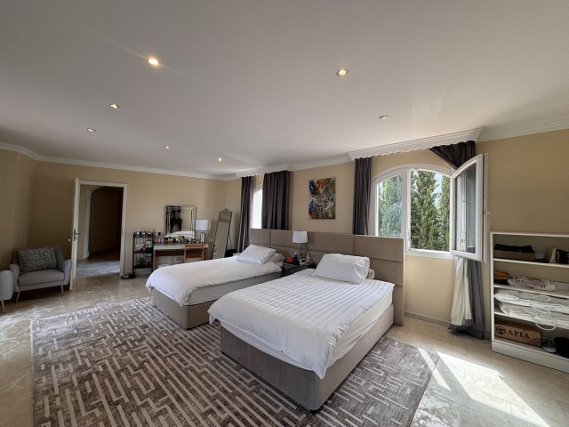 Villa con 5 Dormitorios  en Selwo