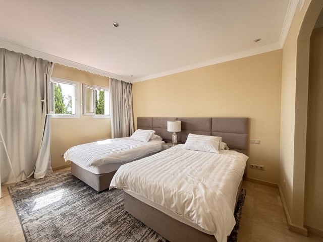 Villa con 5 Dormitorios  en Selwo