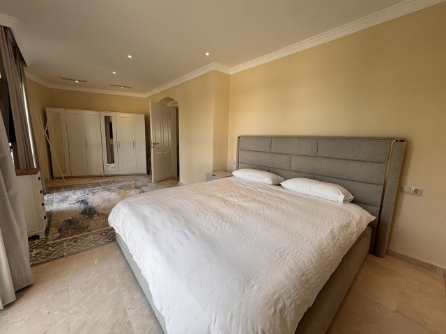 Villa con 5 Dormitorios  en Selwo